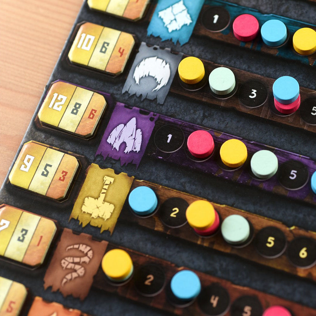 Spielbrett mit farbigen Holzmarkern und Symbolen für ein Brettspiel