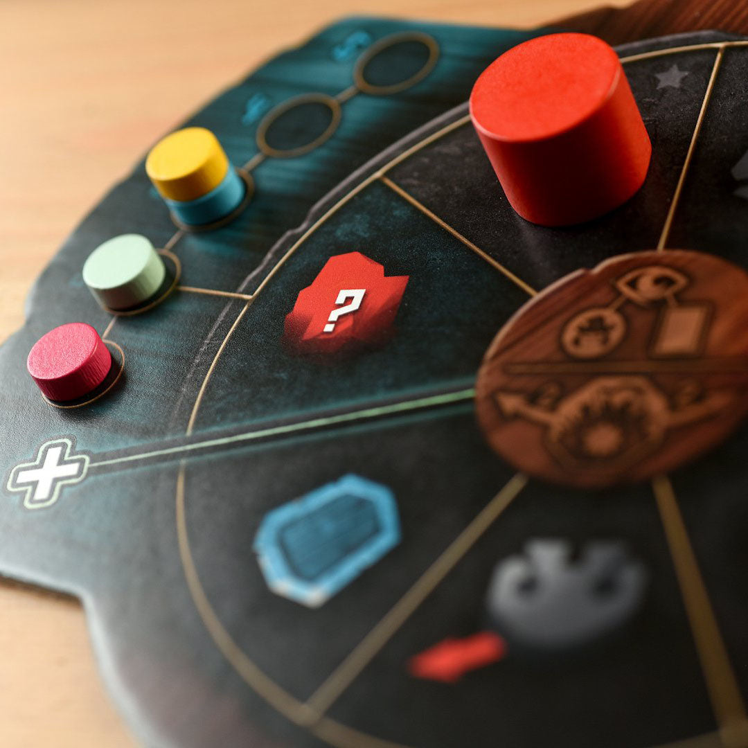 Spielbrett mit runden Holzmarkern in verschiedenen Farben und Symbolen