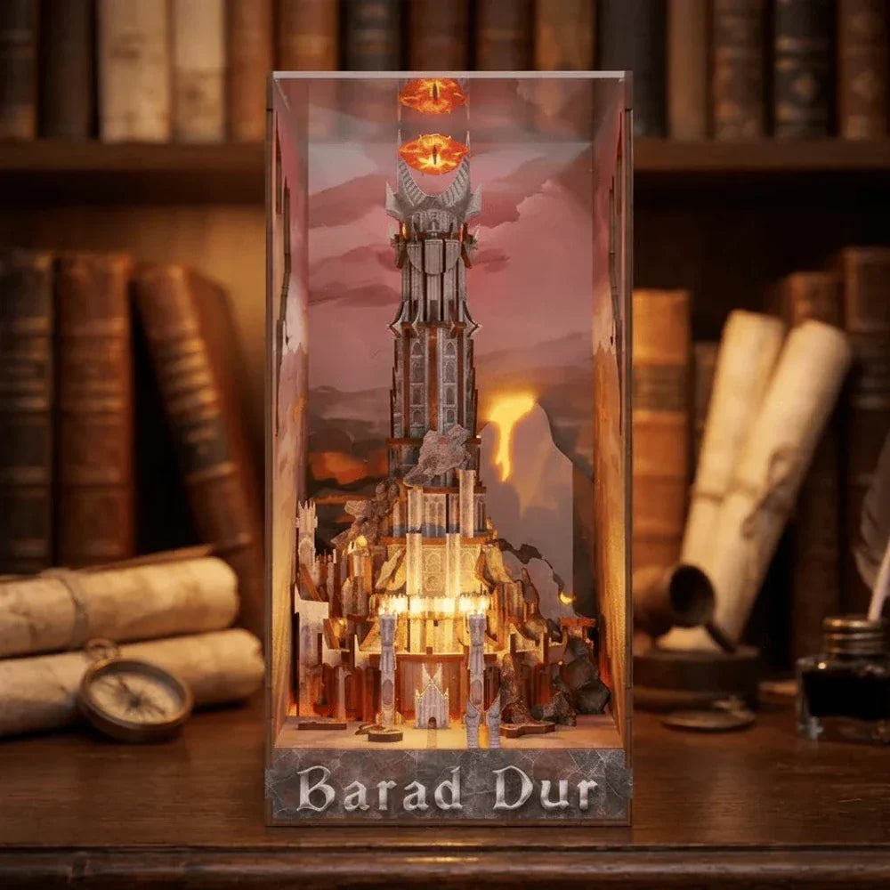 Der Herr der Ringe Book Nook Barad-dûr beleuchtet im Bücherregal mit Sauron-Turm, Auge Saurons und glühender Lava