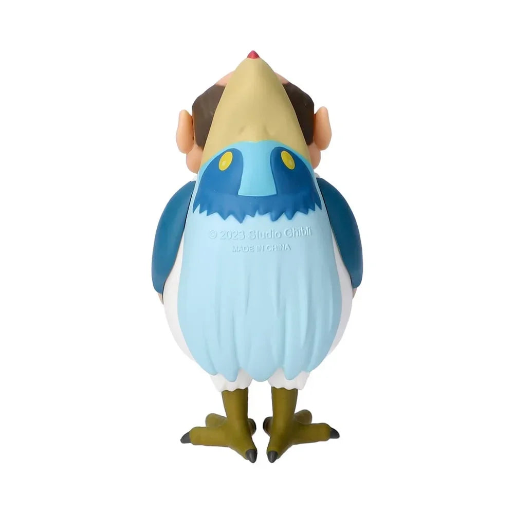Rueckansicht einer Studio Ghibli Figur mit blauem Umhang und gelben Details auf weissem Hintergrund