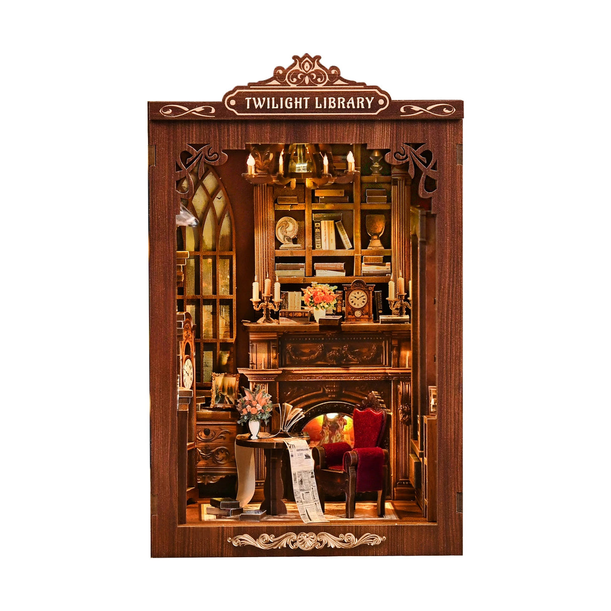 Miniatur-Bücherregal mit Kamin, Sessel, Tisch, Büchern und Uhren