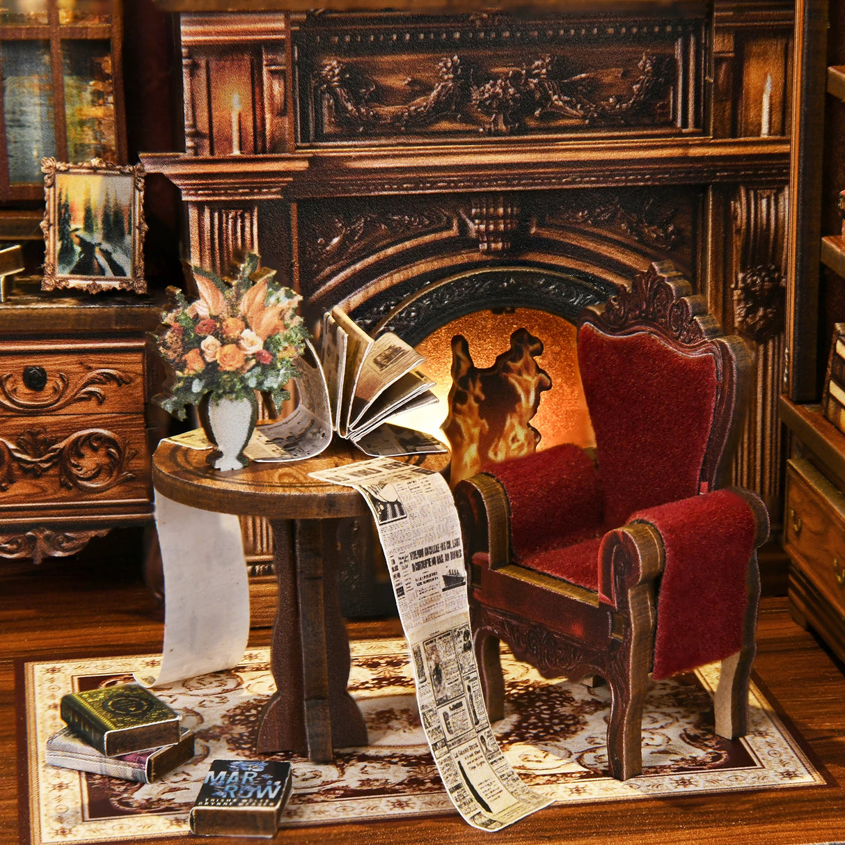 Miniatur-Wohnzimmer mit Kamin, Sessel, Tisch, Blumenstrauß und Büchern