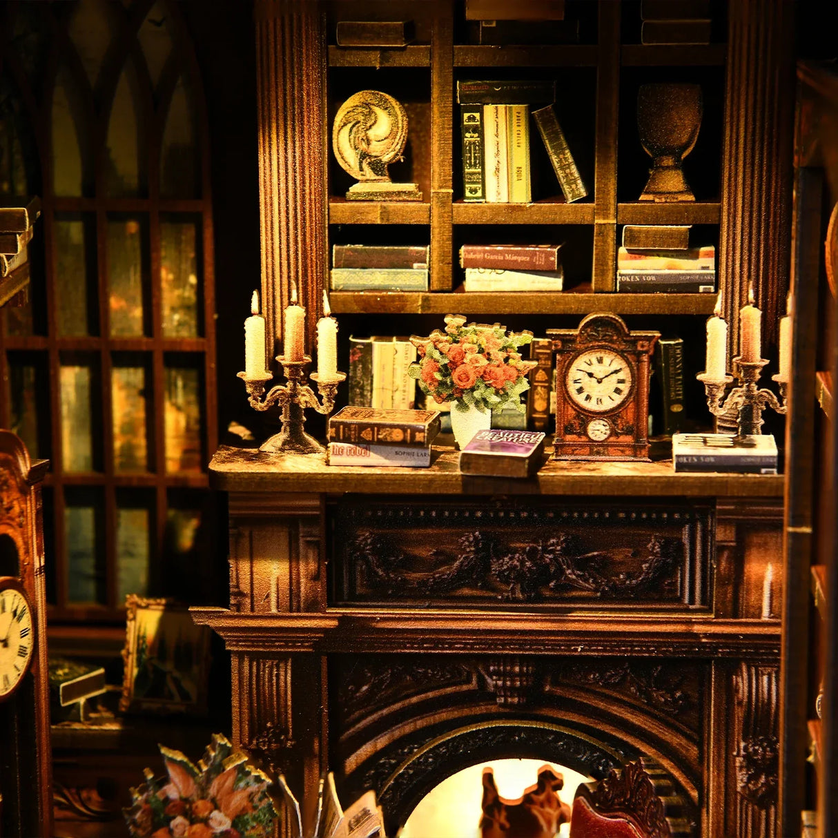 Miniatur-Bücherregal mit Kerzen, Uhr und Blumenstrauß