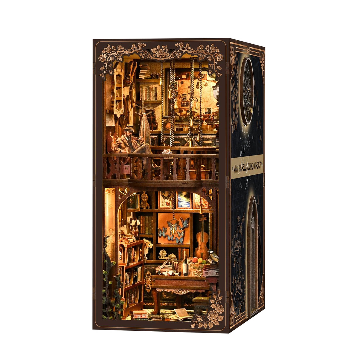 Miniatur-Diorama eines zweistöckigen Raumes mit einem Mann, der oben liest, und einem Schreibtisch mit Büchern unten