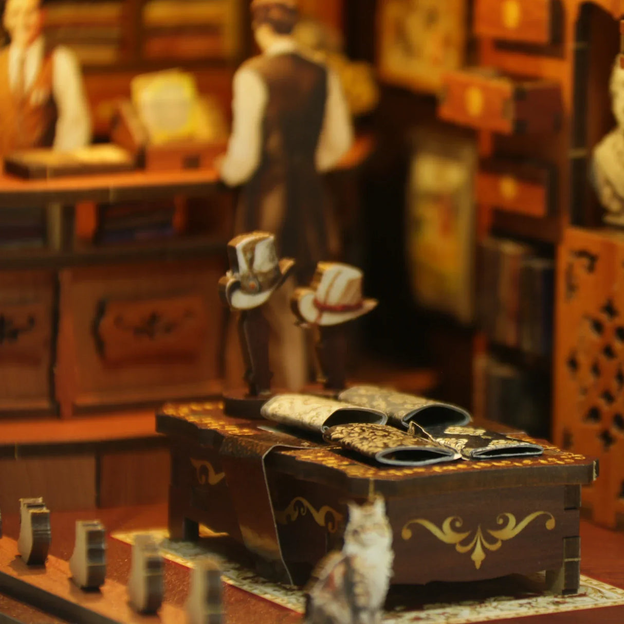 Miniatur-Diorama eines viktorianischen Ladens mit Hüten, Schachteln und Figuren