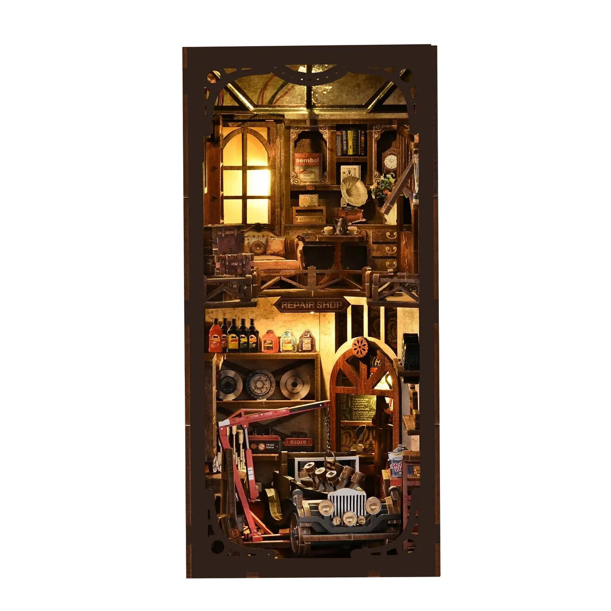 Miniatur-Reparaturwerkstatt mit Oldtimer, Hebebühne, Werkzeugen und Regalen voller Ersatzteile