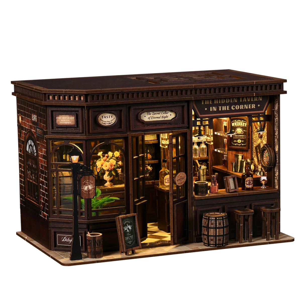 Miniatur-Taverne aus Holz mit beleuchteten Fenstern und detaillierter Einrichtung