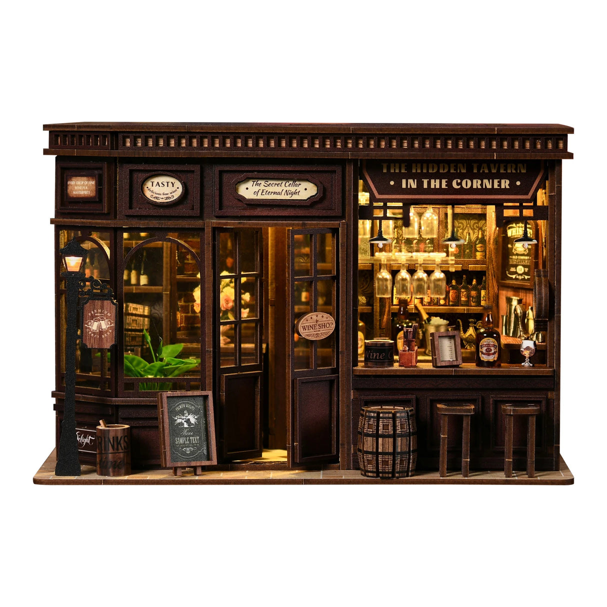 Miniatur-Taverne mit Laterne, Weinflaschen, Gläsern und Barhockern