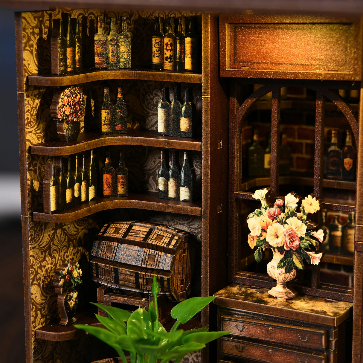 Miniatur-Weinregal mit Flaschen, Fässern und Blumenvasen