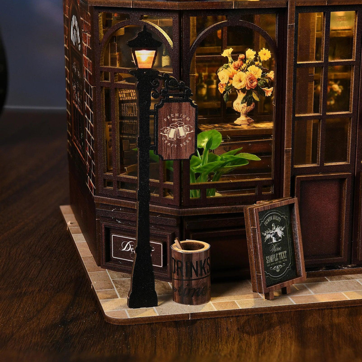 Miniatur-Diorama eines Geschäfts mit Laterne, Schildern und Blumenstrauß