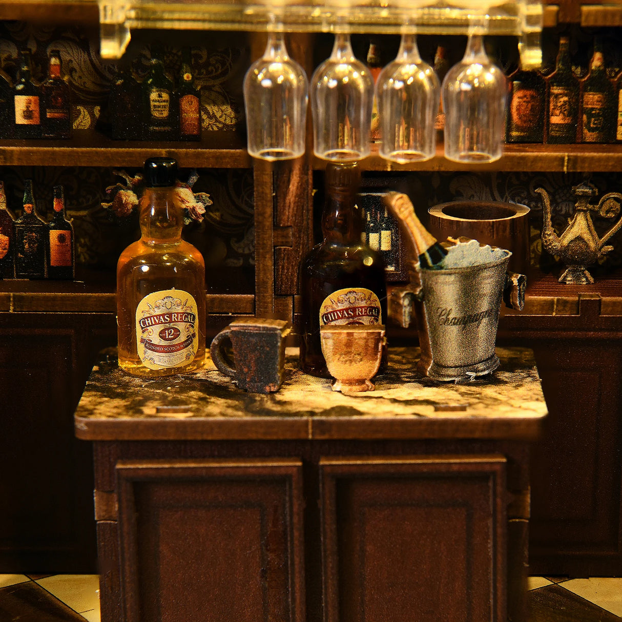Miniatur-Bar mit Chivas Regal Flaschen, Sektkühler und Gläsern