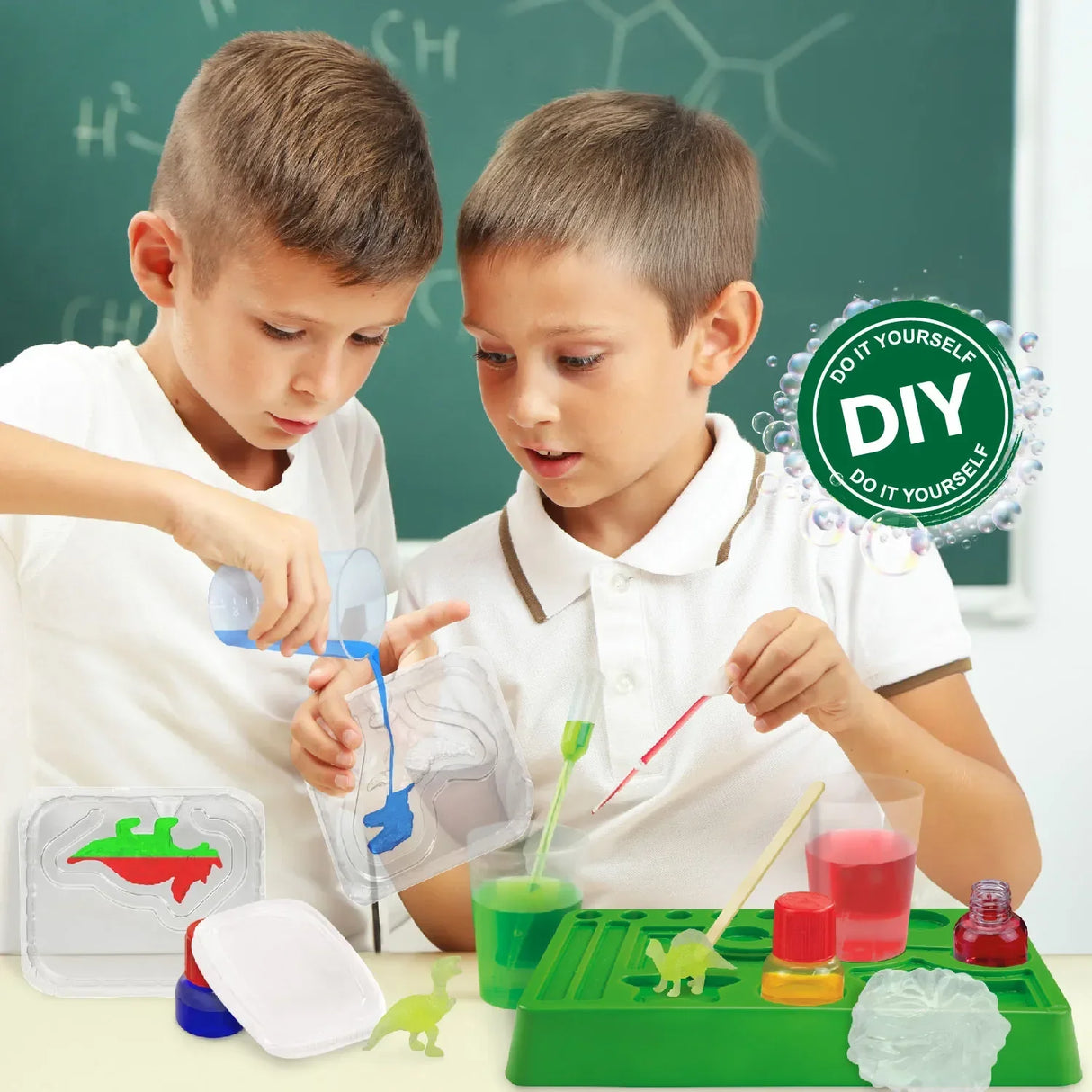 Zwei Jungen experimentieren mit einem DIY-Wissenschaftskit, gießen Flüssigkeiten und verwenden eine Pipette