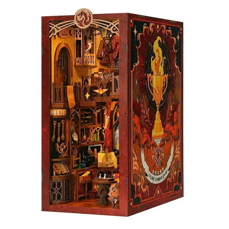 Miniatur-Bücherregal-Einsatz mit detaillierter Zauberer-Szene und Flammendesign an der Seite