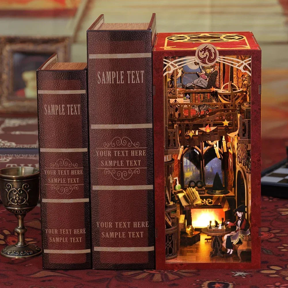 Zwei braune Bücher und ein beleuchtetes Bücherregal-Diorama mit einer Person, die Schach spielt