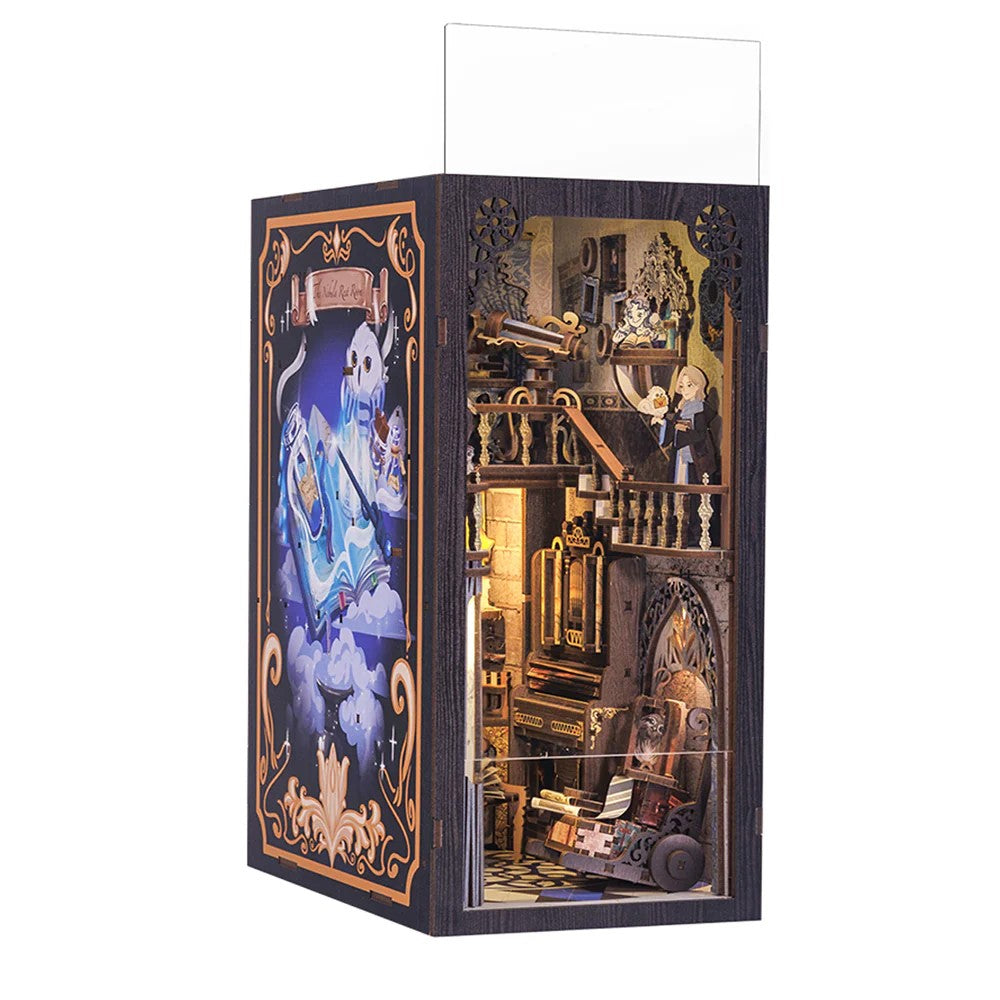 Diorama eines Bücherregals mit einer Szene aus einem alten Haus mit Treppen und Möbeln