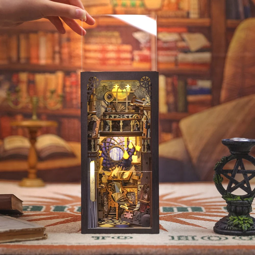Miniatur-Bücherregal-Einsatz mit beleuchteter, detaillierter Bibliotheksszene