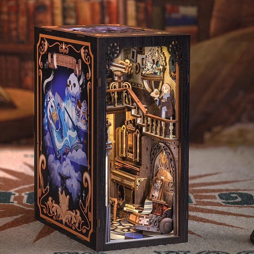 Beleuchtetes Bücherregal-Einsatz-Diorama mit einer Szene aus einem Zaubererhaus