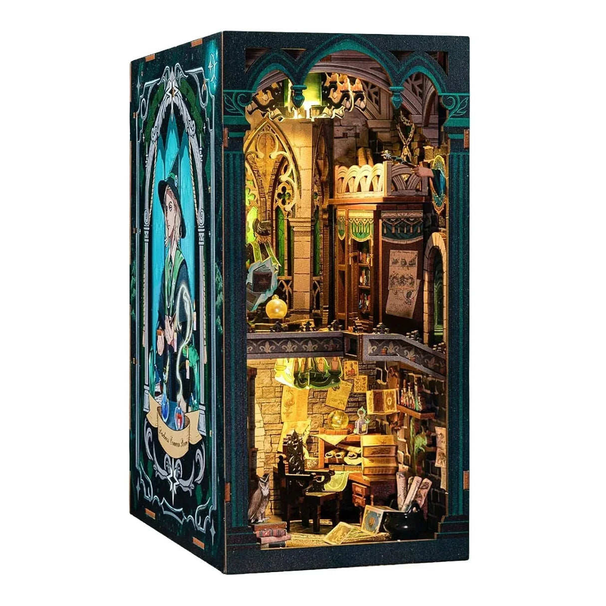 Detailliertes Miniatur-Bücherregal mit Zauberer-Thema und Beleuchtung