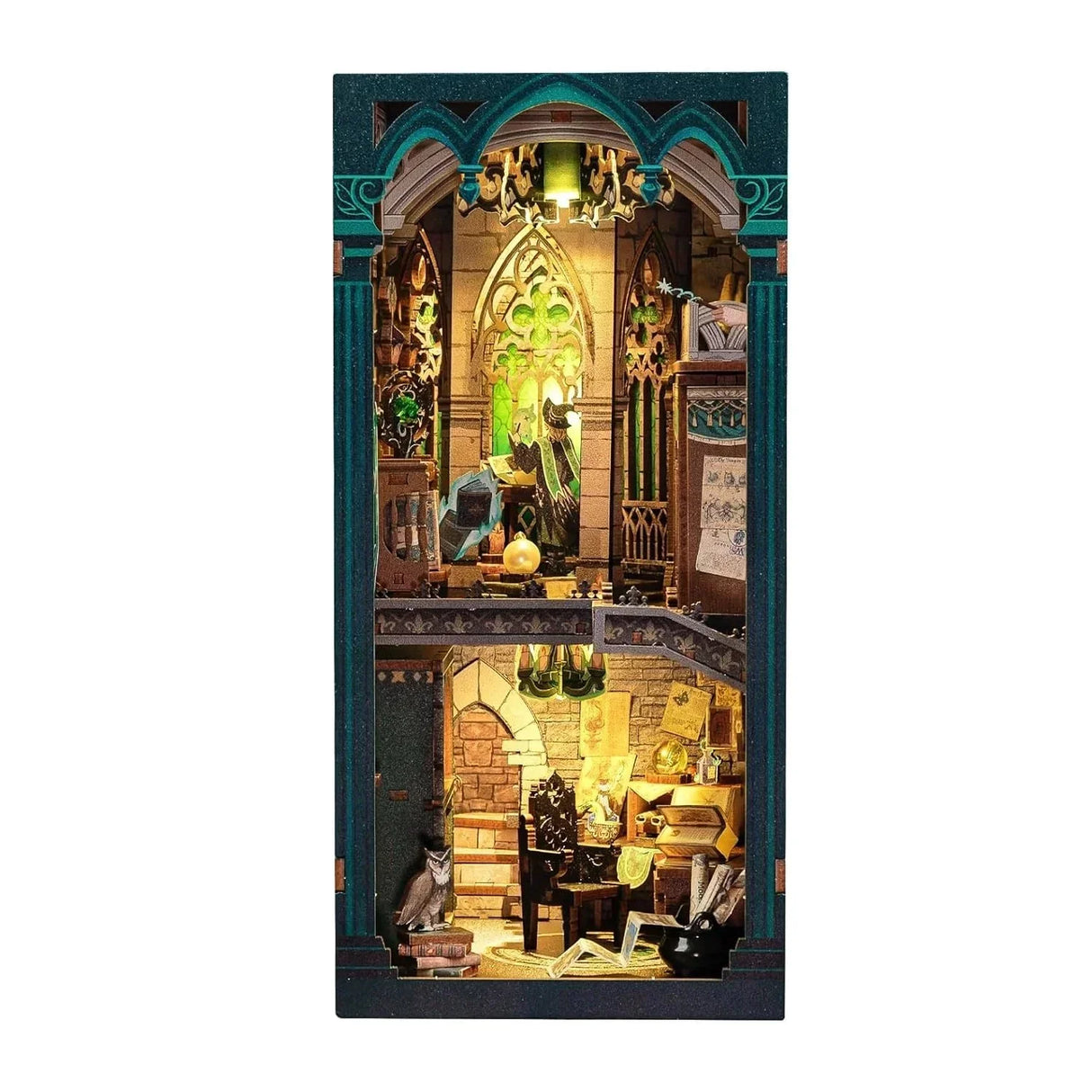 Miniatur-Diorama eines Zaubererzimmers mit Eule, Büchern und Zaubertrankkessel