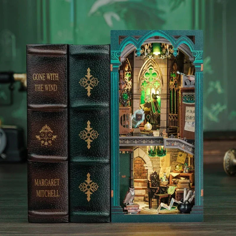 Zwei Bücher und ein Buchnook mit einem beleuchteten Miniaturzimmer