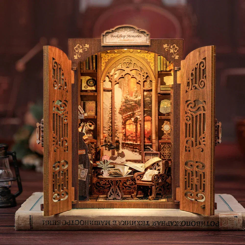 Miniatur-Bücherregal aus Holz mit offener Tür, beleuchtet, mit winzigen Möbeln und Büchern