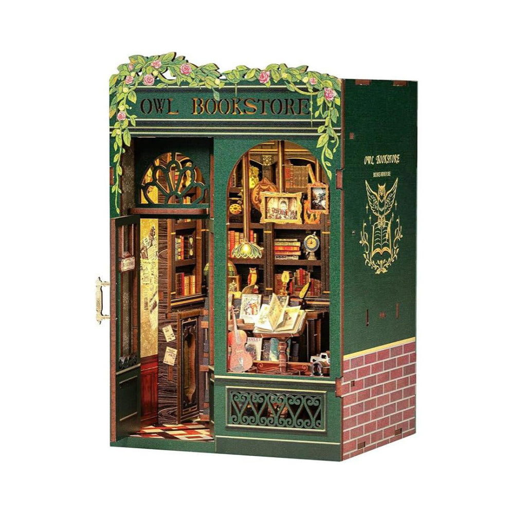 Miniatur-Eulenbuchhandlung mit detaillierten Regalen, Büchern und Möbeln
