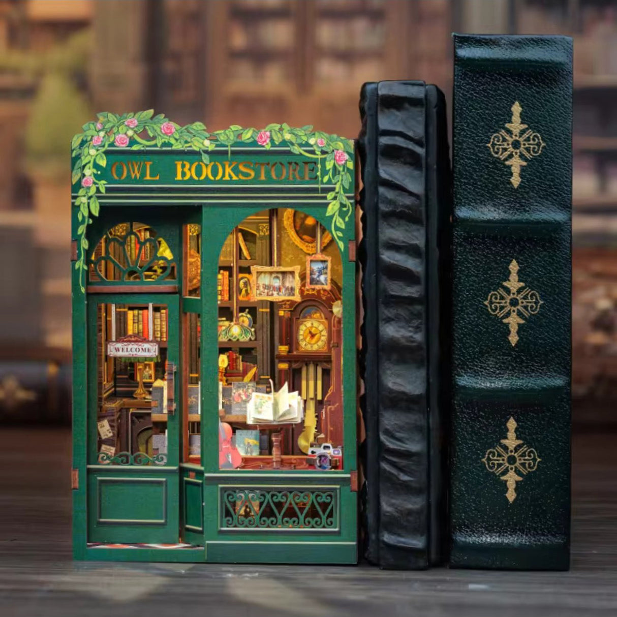 Miniatur-Bücherregal-Einsatz mit Eulen-Buchhandlung, umgeben von zwei verzierten Büchern