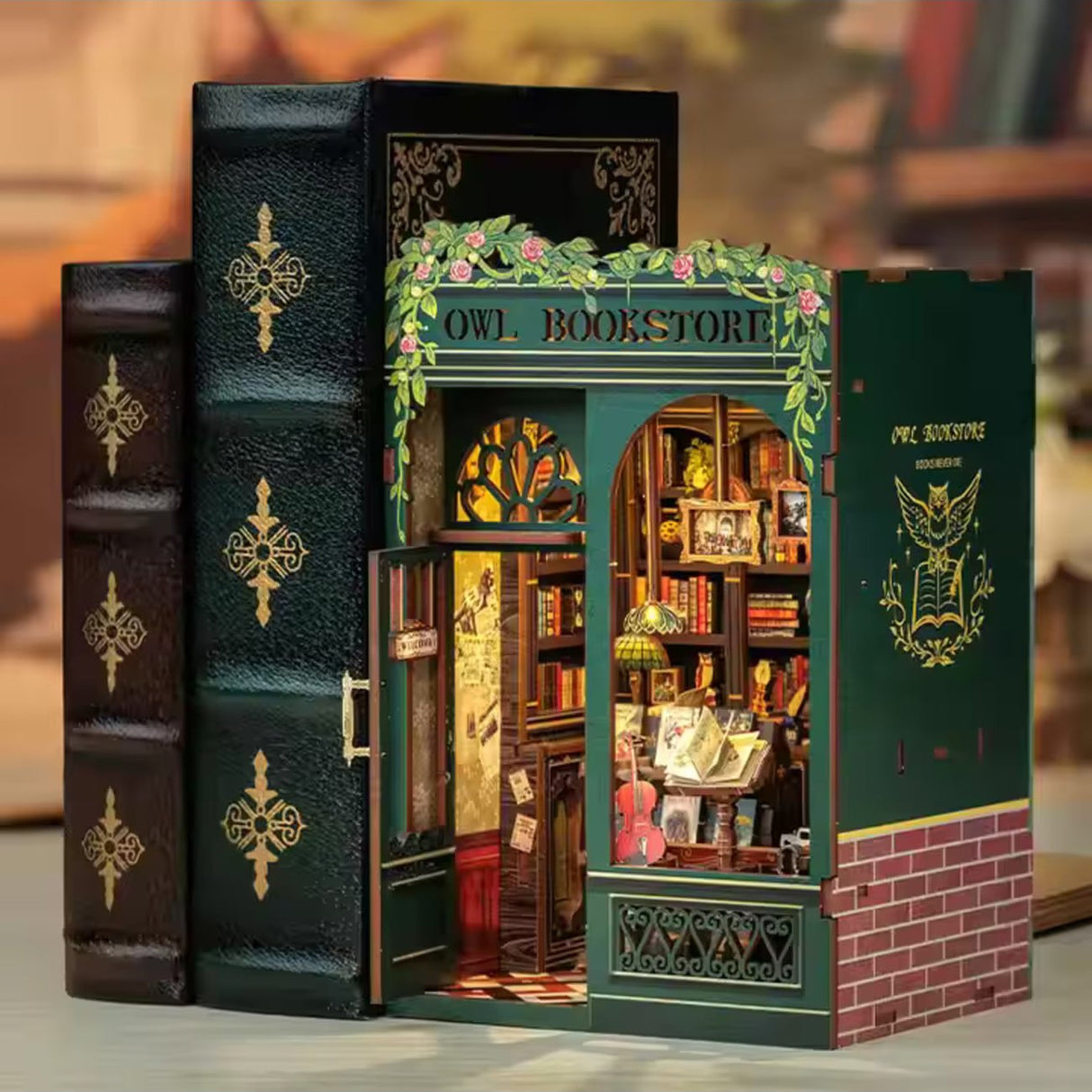 Miniatur-Bücherregal-Einsatz mit Eulen-Buchhandlung und drei dekorativen Buchrücken