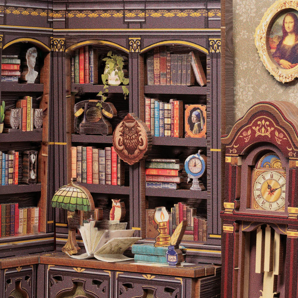 Ein Bücherregal mit Büchern, einer Lampe, einem Telefon und einer Standuhr