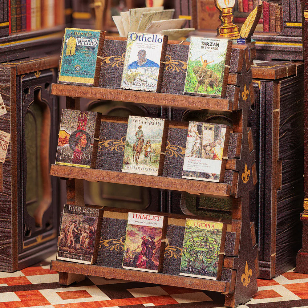 Miniatur-Bücherregal mit verschiedenen klassischen Büchern wie Othello, Inferno und Hamlet