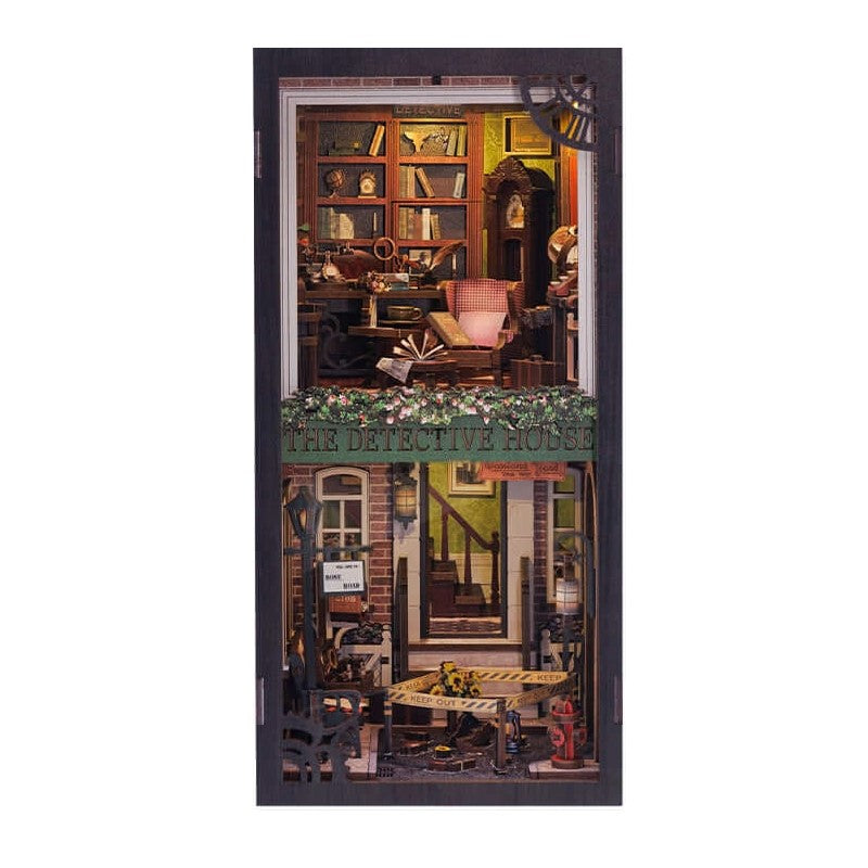 Miniatur-Detektivhaus mit zwei Etagen, oben ein Büro mit Bücherregalen, unten eine Straße mit Absperrband