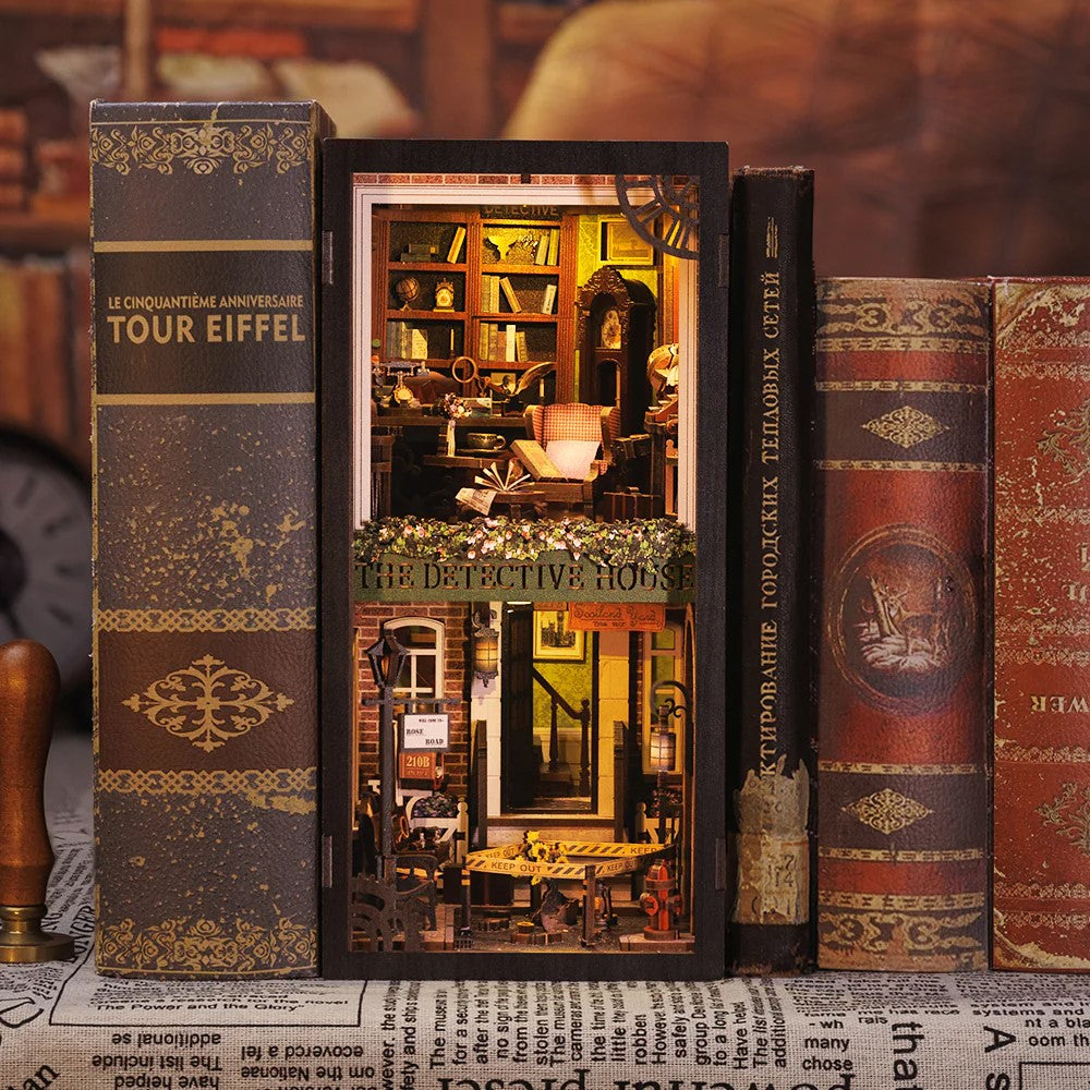 Miniatur-Diorama eines Detektivhauses, umgeben von Büchern