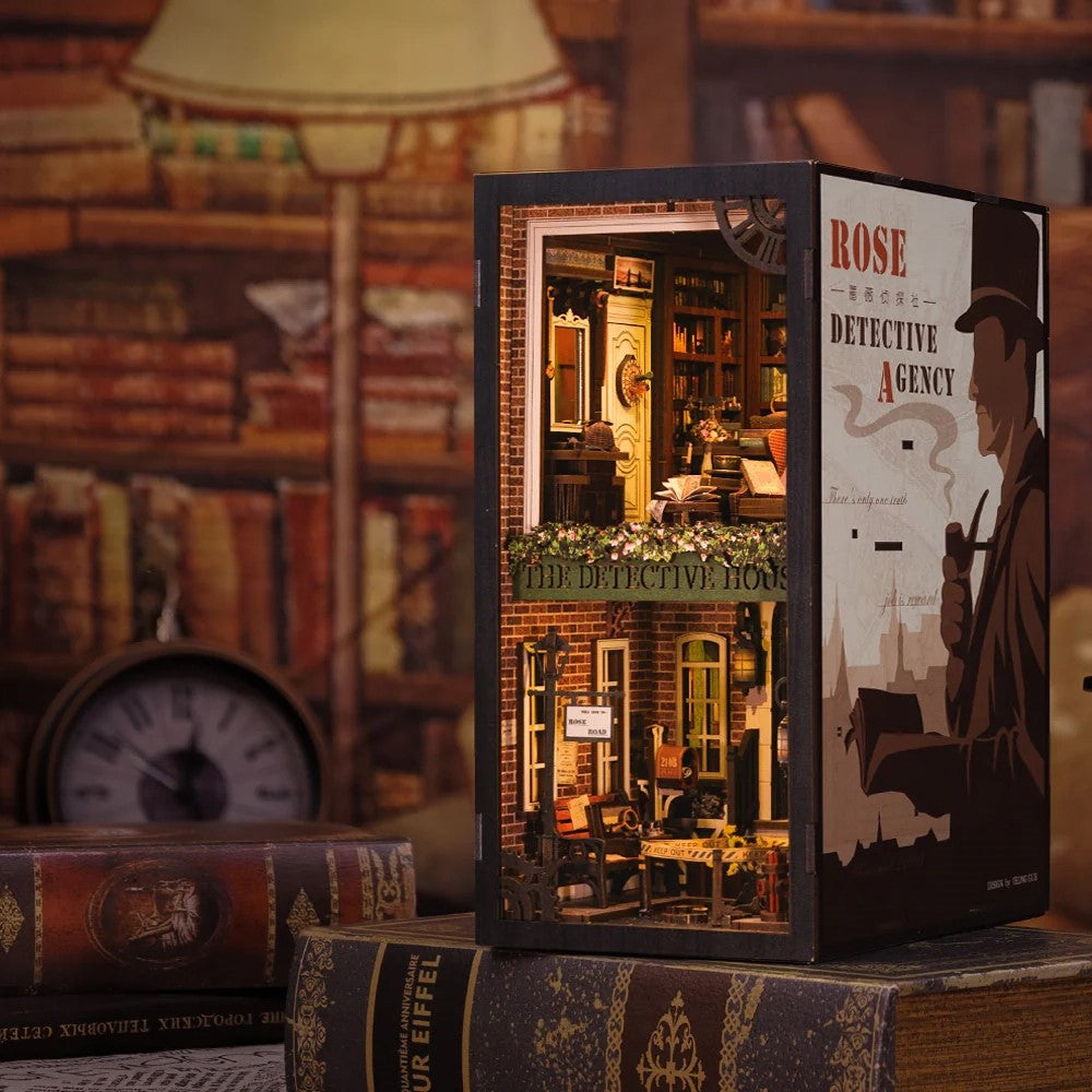 Miniatur-Detektivbüro-Diorama mit Bücherregalen und Schreibtisch, umgeben von alten Büchern und einer Uhr