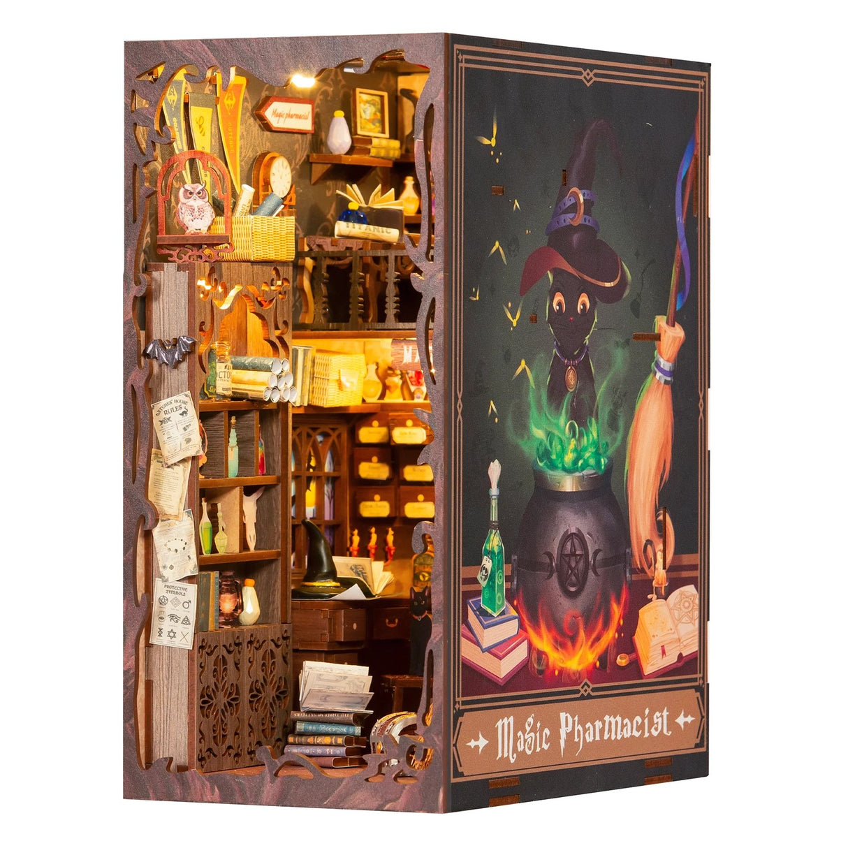 Miniatur-Buchnische mit Apotheken-Interieur und einer Illustration einer Katze mit Hexenhut