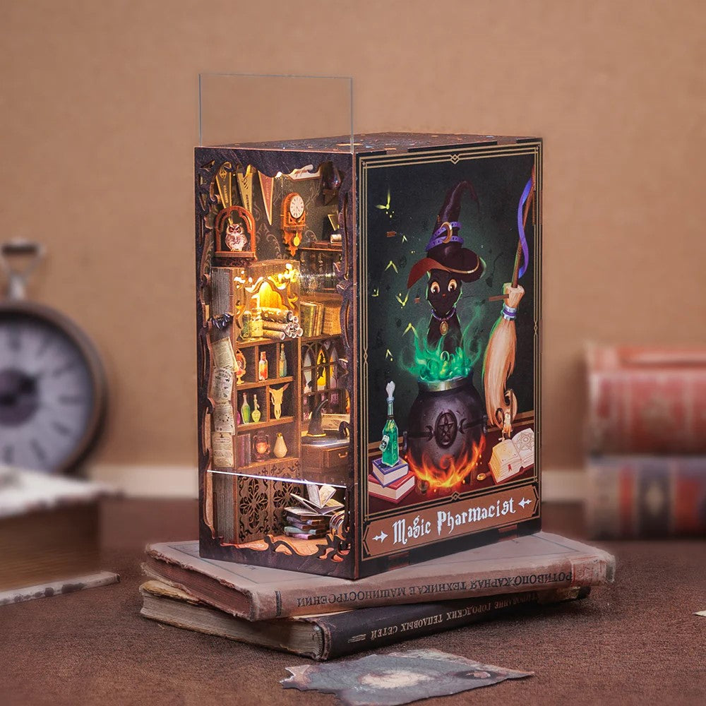 Miniatur-Bücherregal-Einsatz mit beleuchteter Apotheke und Hexenkatze