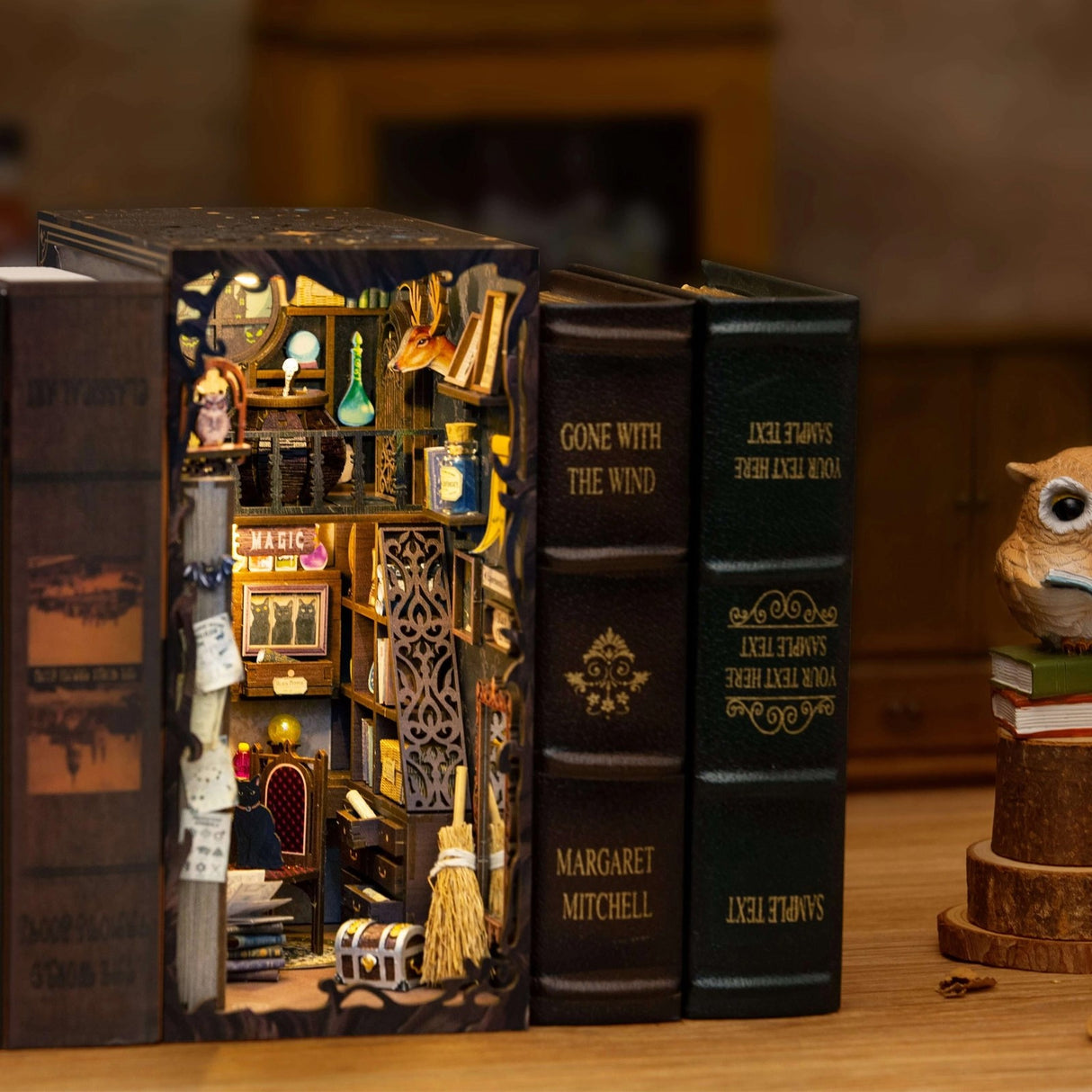 Miniatur-Bücherregal-Einsatz mit beleuchtetem Zauberladen und Büchern