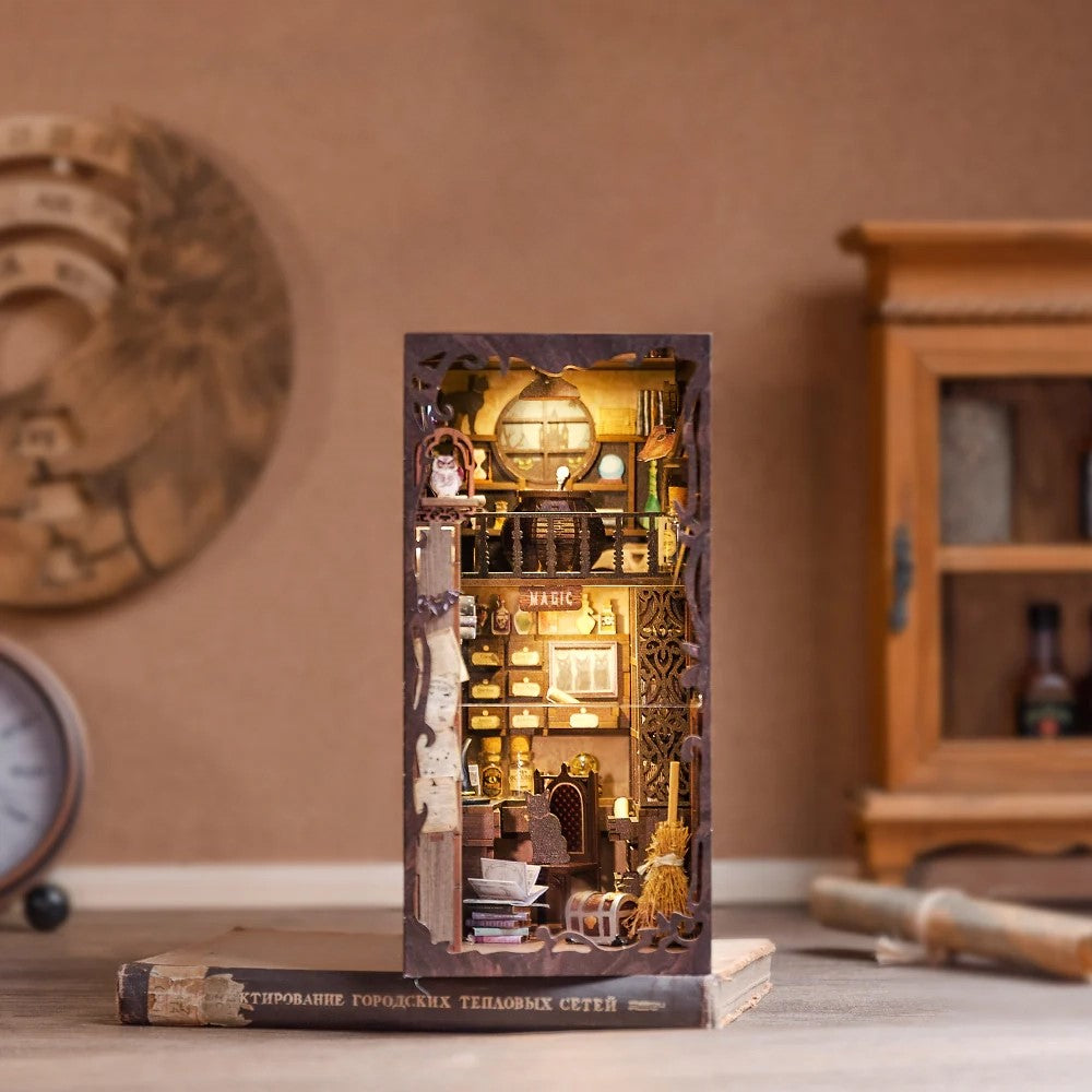 Detailliertes Miniatur-Bücherregal-Einsatz mit magischem Thema und Beleuchtung
