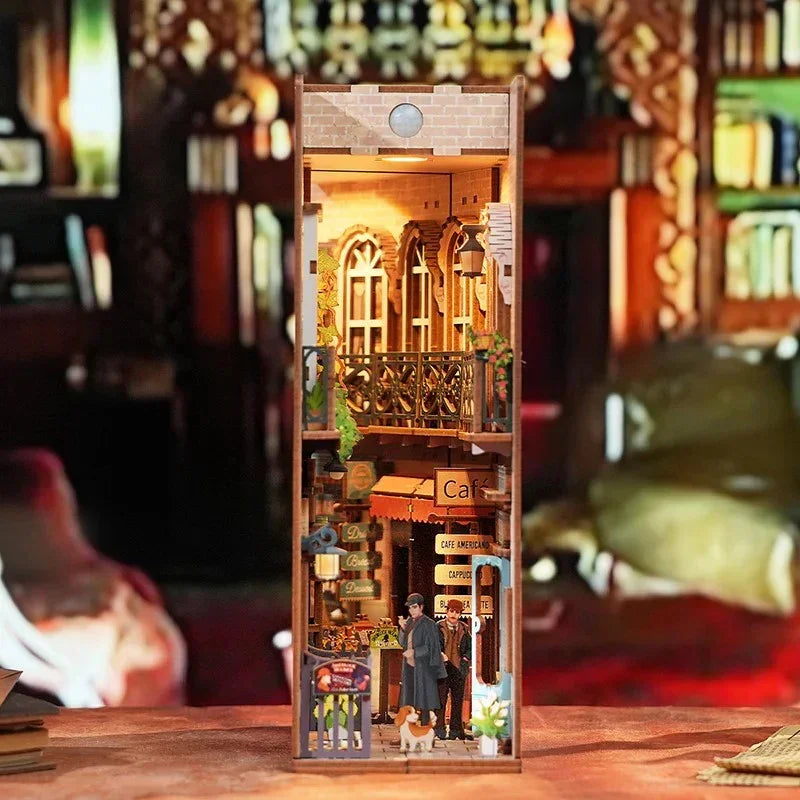 Miniatur-Bücherregal-Einsatz mit beleuchteter Straßenszene, Café und Balkon