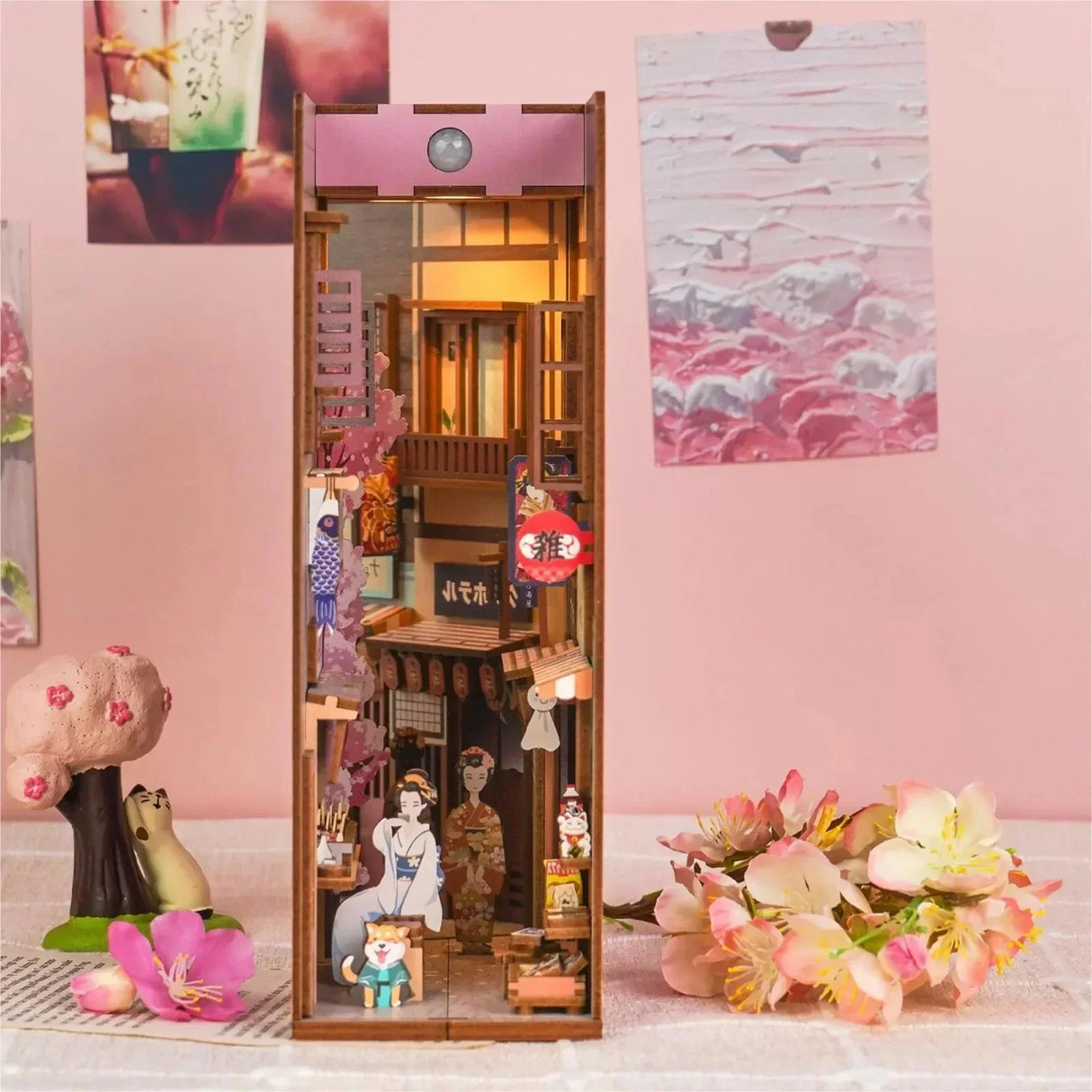 Miniatur-Diorama eines japanischen Viertels mit Geishas, einem Shiba Inu und Kirschblüten