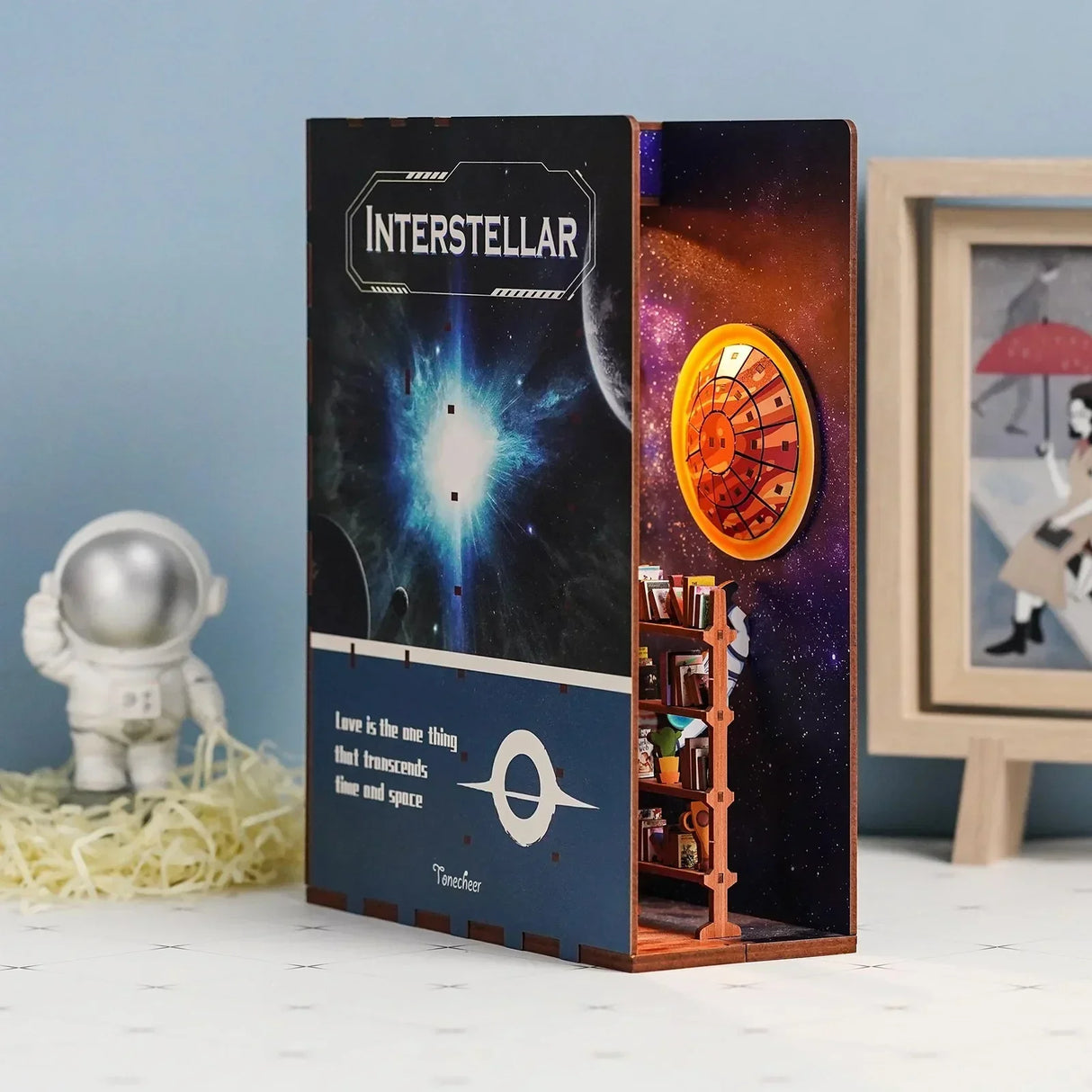 Interstellar-Bücherregal-Einsatz mit Weltraum-Design, Astronautenfigur und Bilderrahmen