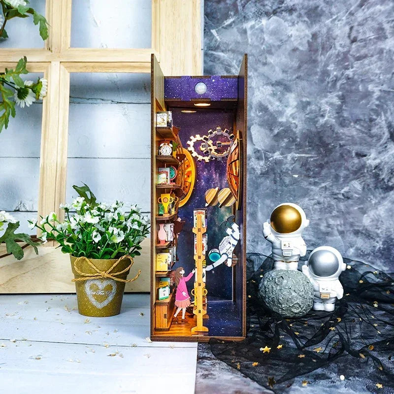 Miniatur-Bücherregal-Einsatz mit Weltraumthema, Astronautenfiguren und einem Blumentopf