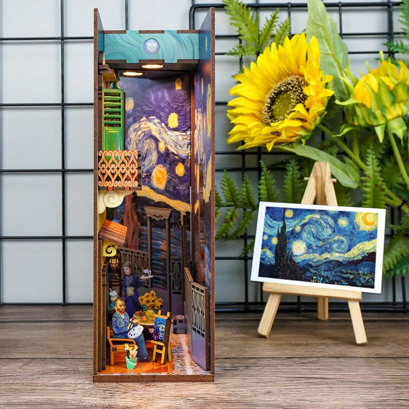 Miniatur-Diorama mit Van Gogh-Motiven, darunter Sternennacht und Sonnenblumen, mit einem kleinen Staffelei-Bild
