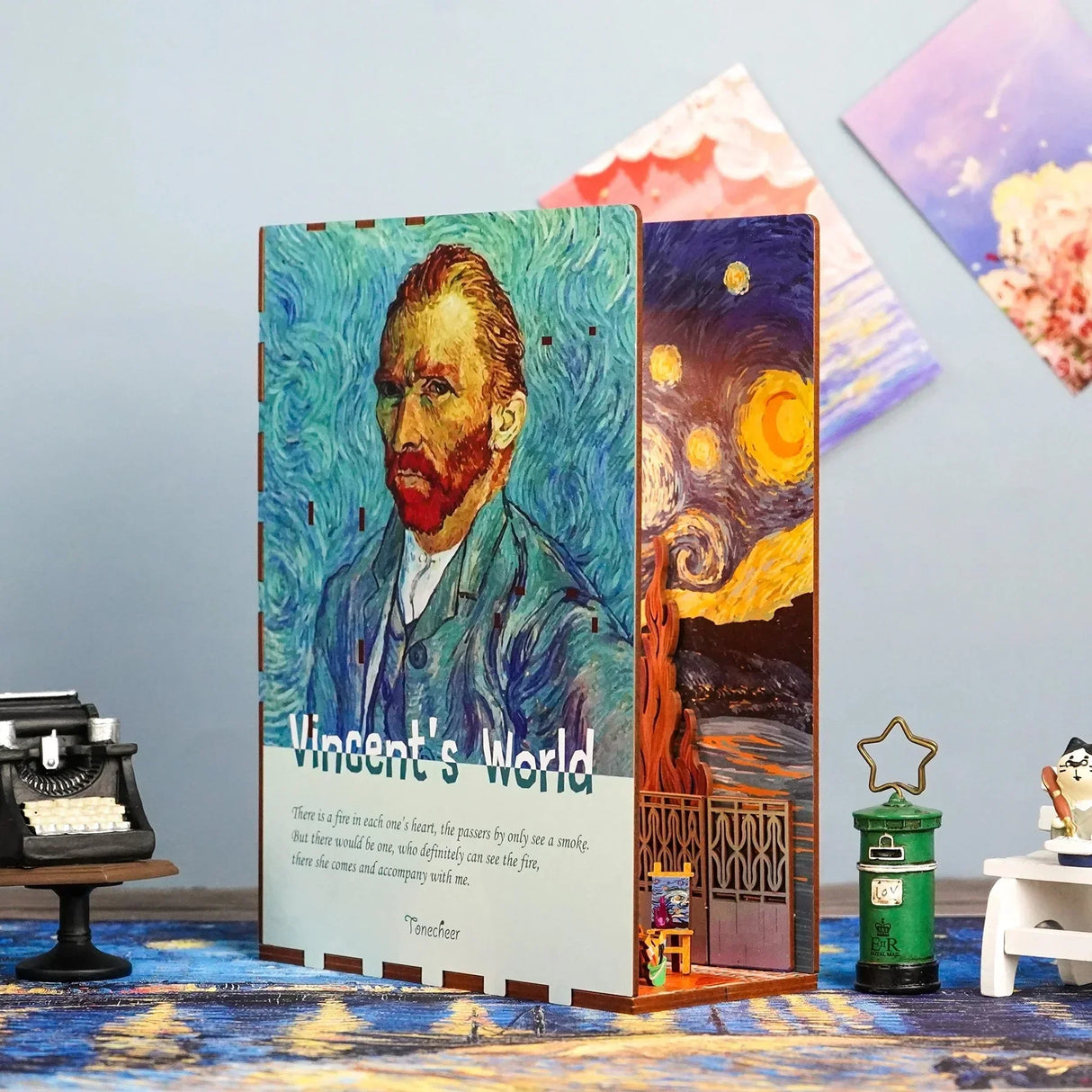 Miniatur-Diorama mit Van Goghs Selbstporträt und Sternennacht, umgeben von kleinen Objekten