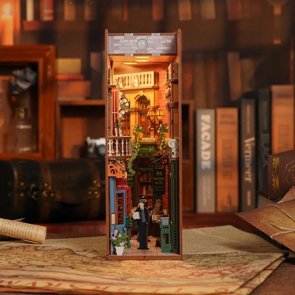 Miniatur-Bücherregal-Einsatz mit beleuchteter Gasse und Buchhandlungsszene