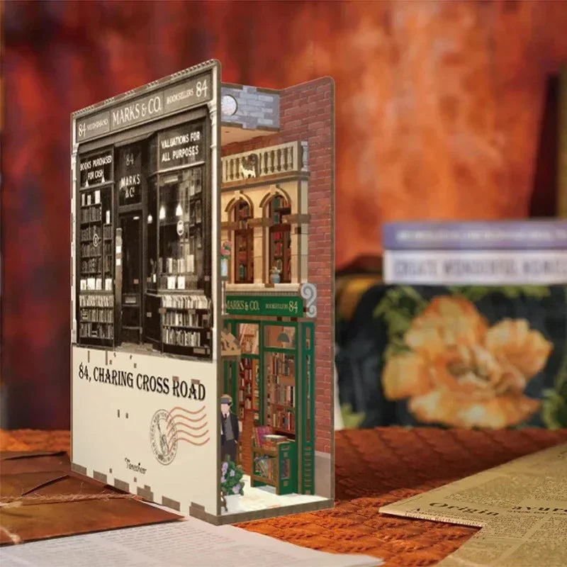 Miniatur-Buchhandlung mit der Aufschrift 84 Charing Cross Road