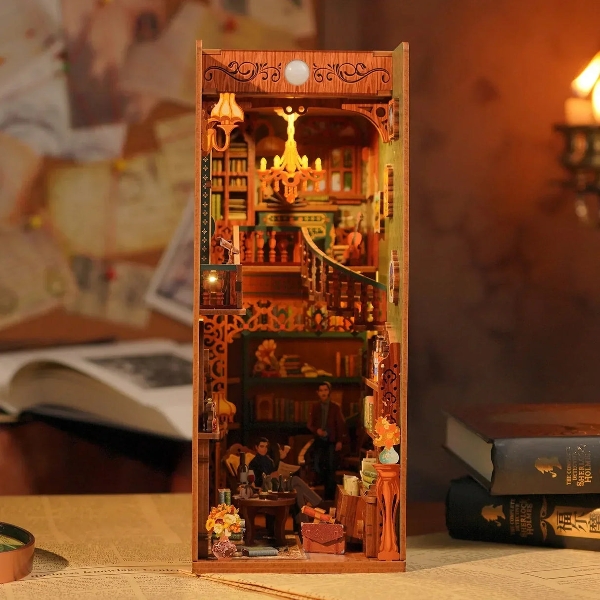 Ein dreistöckiges Bücherregal-Diorama mit einer Wendeltreppe und zwei Figuren in einem Raum