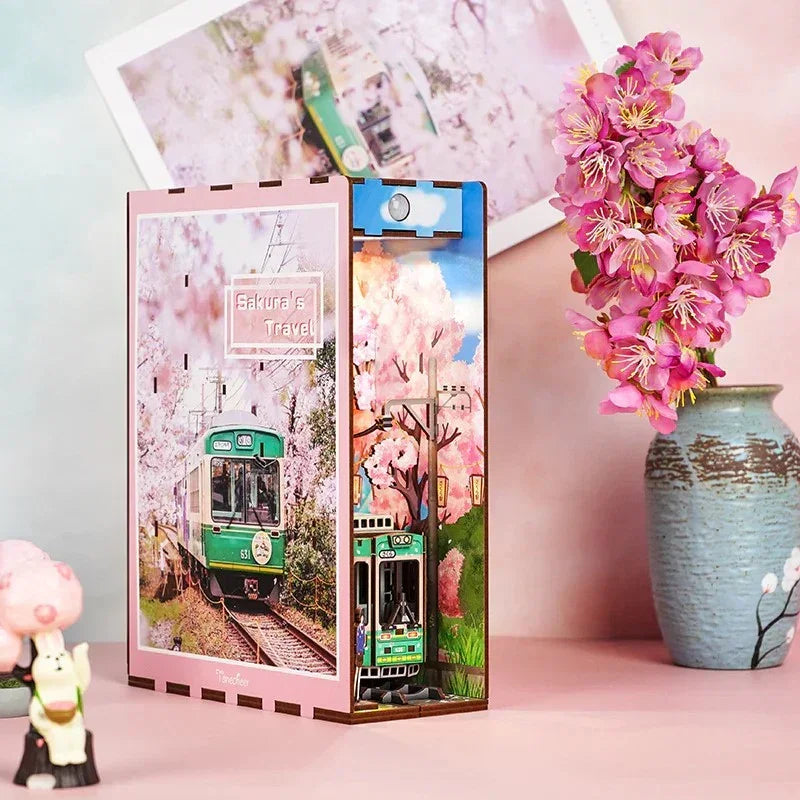 Diorama Sakura's Travel mit grünem Zug und Kirschblüten