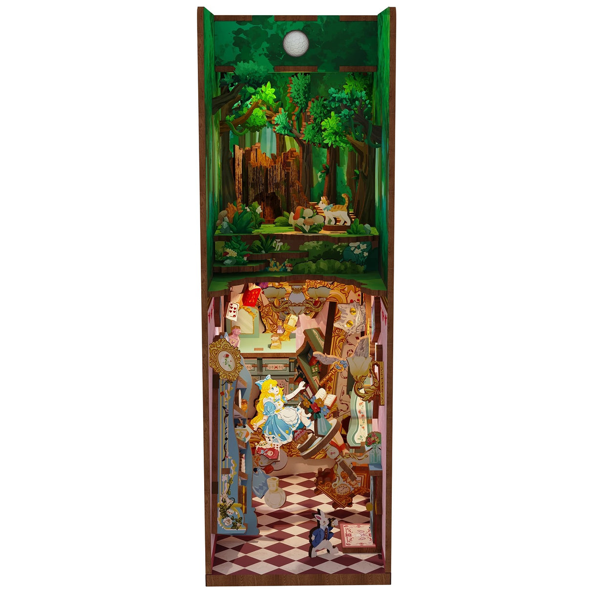 Ein vertikales Diorama mit zwei Szenen aus Alice im Wunderland. Oben ein Wald, unten Alice in einem Raum.