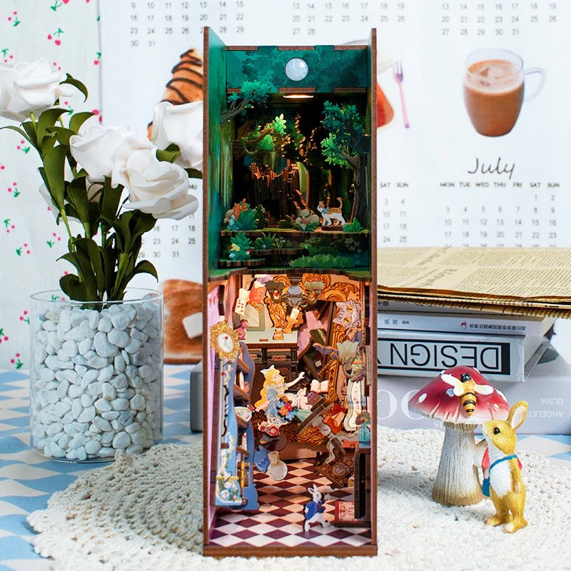 Miniatur-Bücherregal-Einsatz mit Alice im Wunderland-Thema und Waldszene