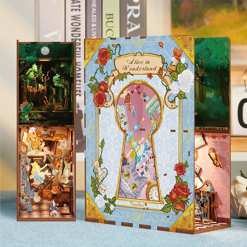 Drei Alice im Wunderland Dioramen, eines mit einem Schlüsselloch-Design